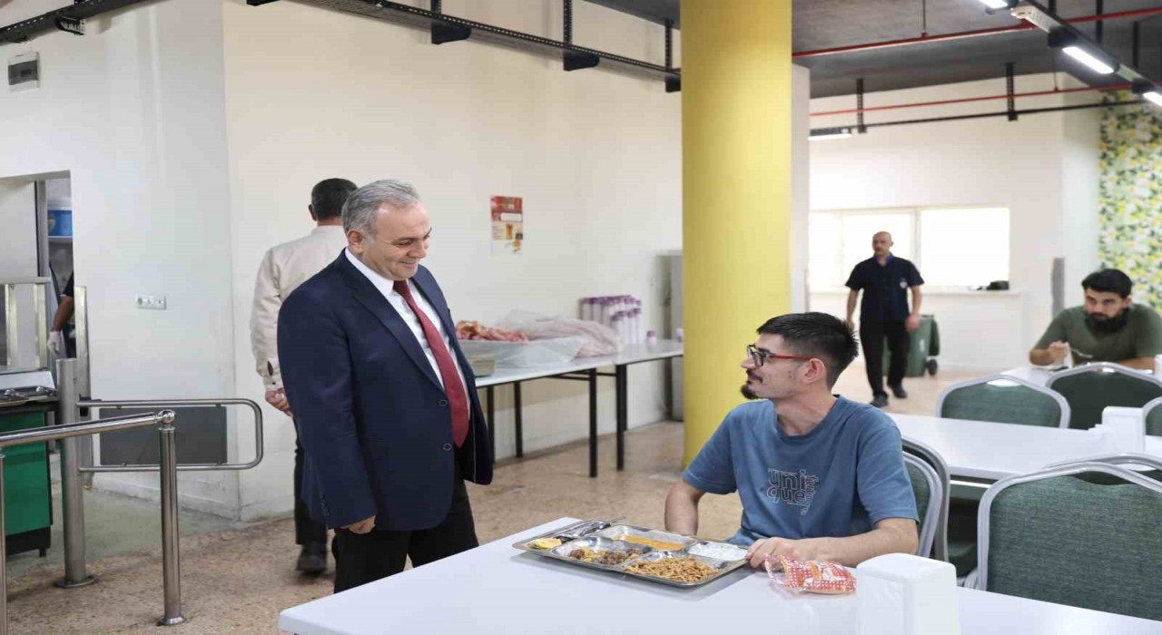 ERÜ Rektörü Altun, tıp fakültesi öğrencileri ile bir araya geldi