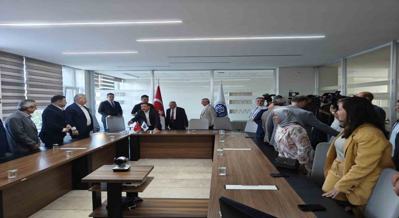 ERÜde hem açılış hem protokol töreni