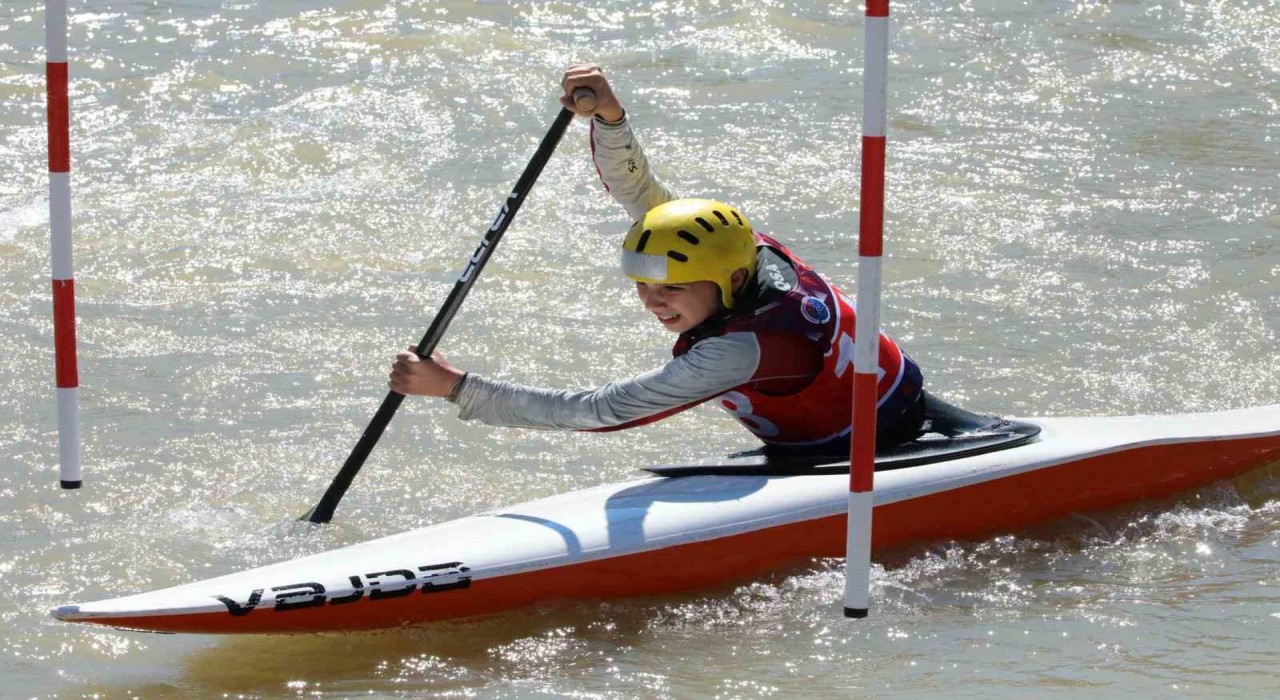 Erzincanda, Akarsu Kano Slalom Türkiye Kupası yarışları