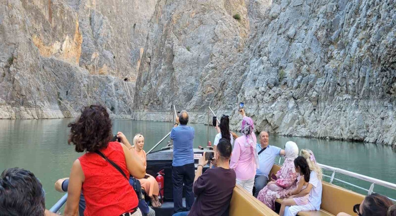 Erzincanda dünyanın ikinci büyük kanyonunda tekne keyfi yapıp dağ keçilerini izliyorlar