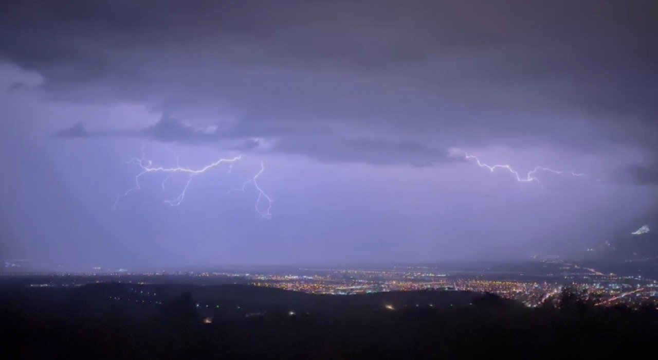 Erzincanda geceyi aydınlatan şimşek ve yıldırımlar kamerada