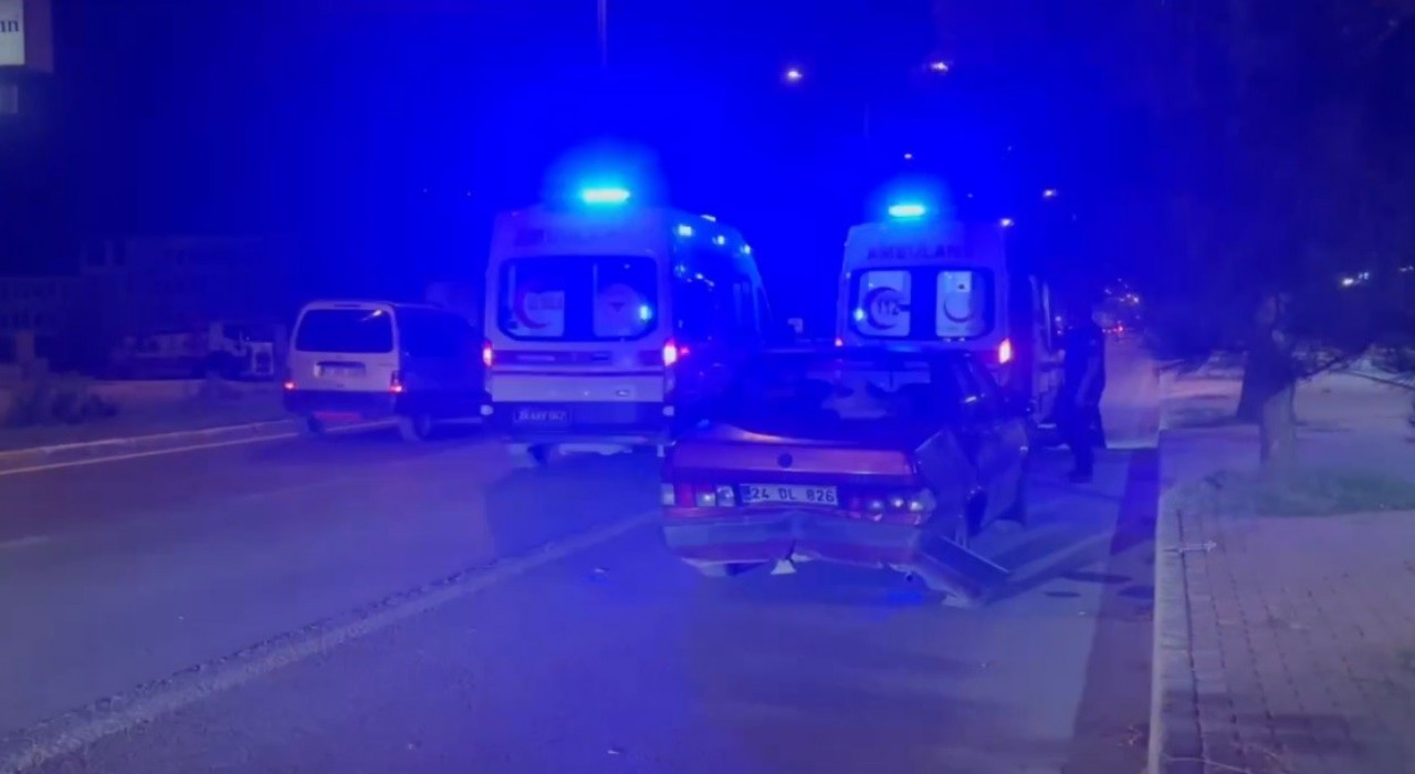 Erzincanda iki otomobil çarpıştı: 3 yaralı