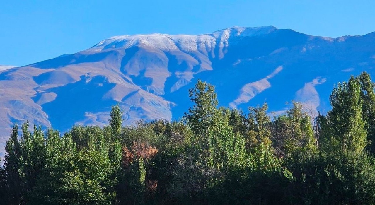 Erzincanda Keşiş Dağının zirvesine kar yağdı