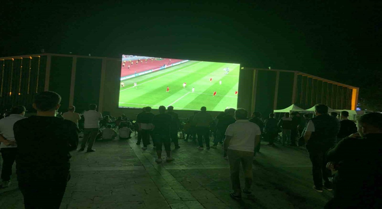 Erzincanlılar, A Milli Takımın galibiyet sevincini meydanda yaşadı