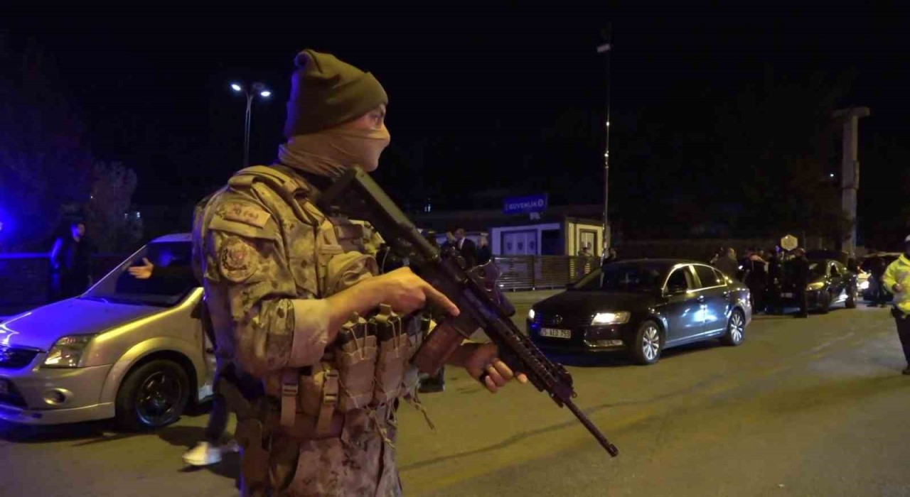 Erzurumda 55 ekip ve 600 polisin katılımıyla uygulama yapıldı