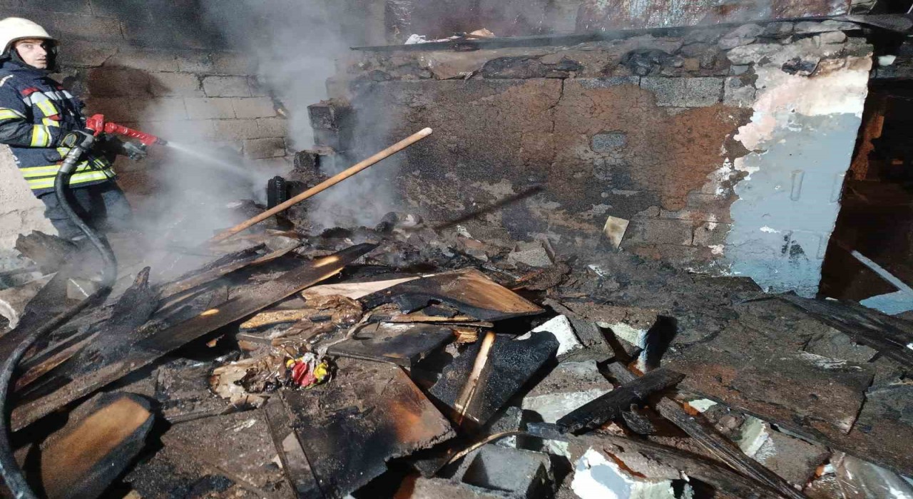 Erzurumda eski ev cayır cayır yandı