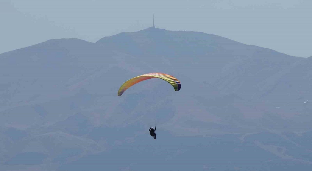 Erzurumda gökyüzü rengarenk paraşütlerle süslendi