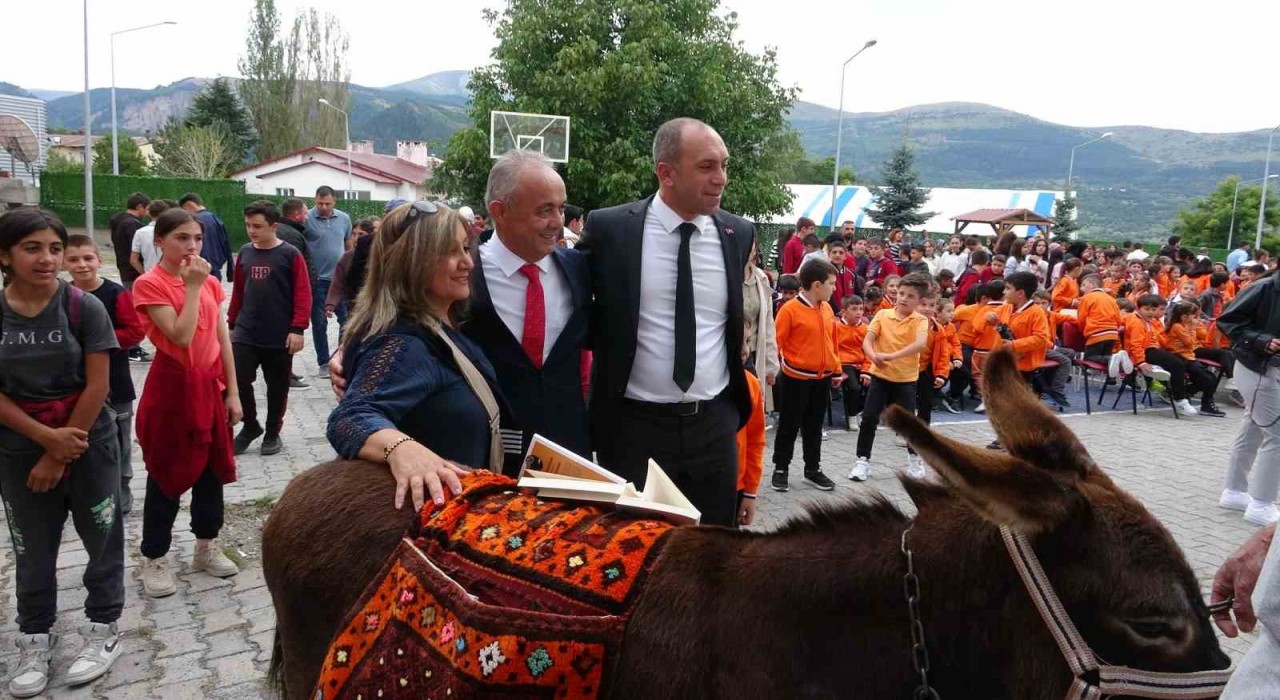 Eşekli Dostoyevski ilkokul öğrencilerini kitapla buluşturdu