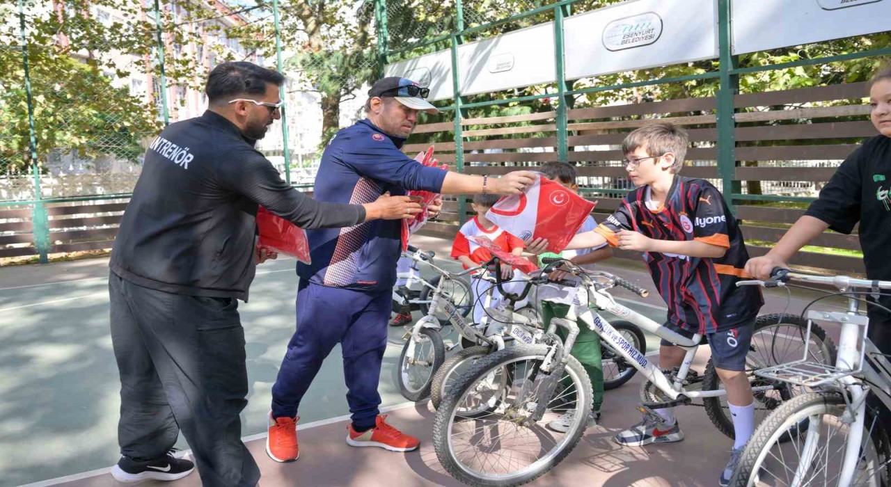 Esenyurt Belediyesinden çocuklara Kış Spor Okullarında bisiklet eğitimi