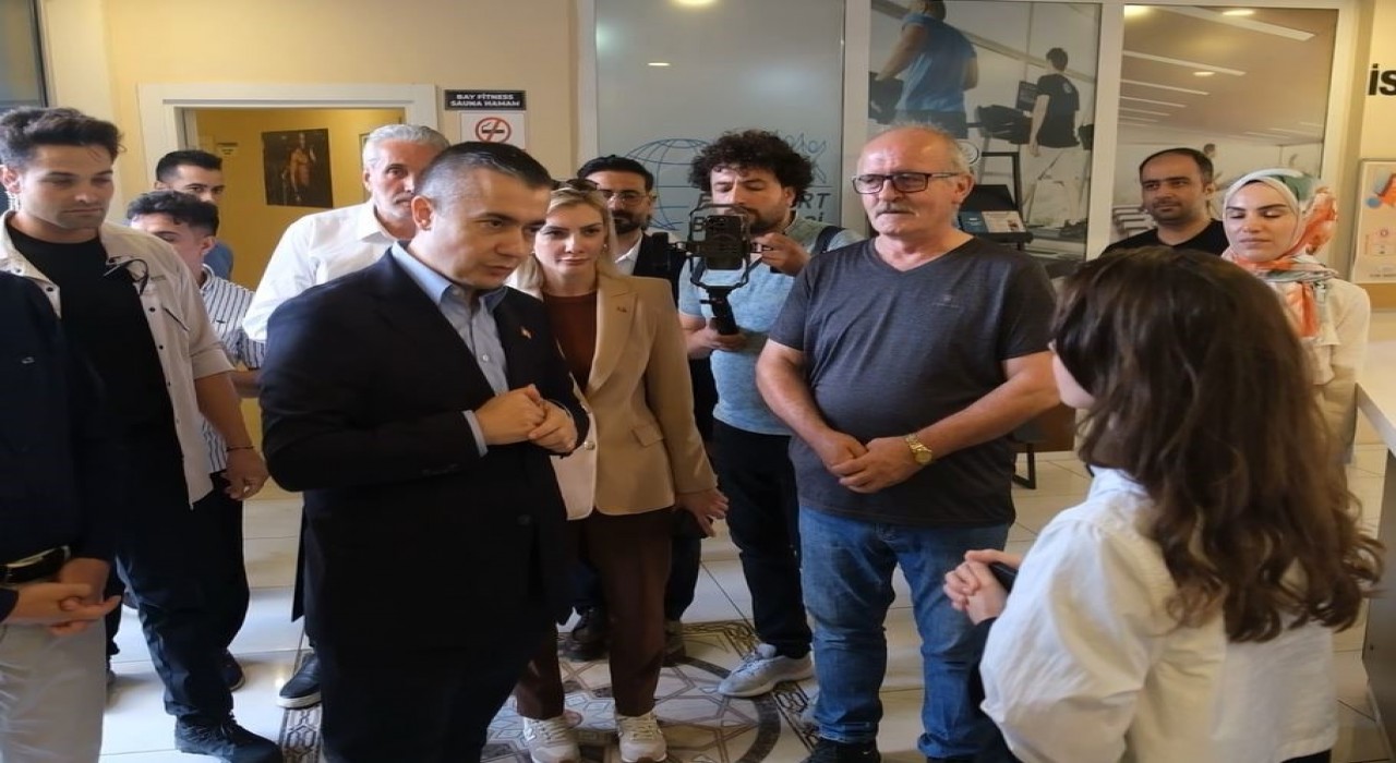 Esenyurt Belediyesine bağlı İstiklal Gençlik Merkezi spor salonu yeni görünümüne kavuştu