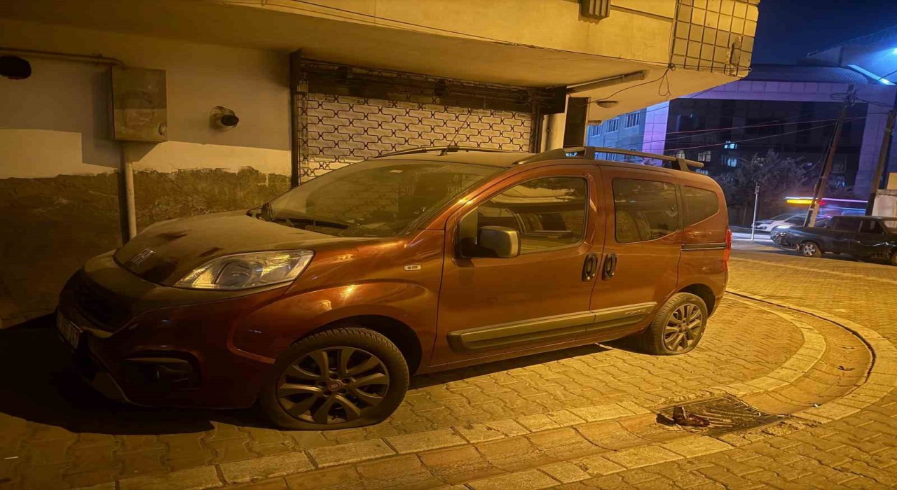 Esenyurtta 2 motosikletli araçların lastiklerini patlattı: O anlar kamerada