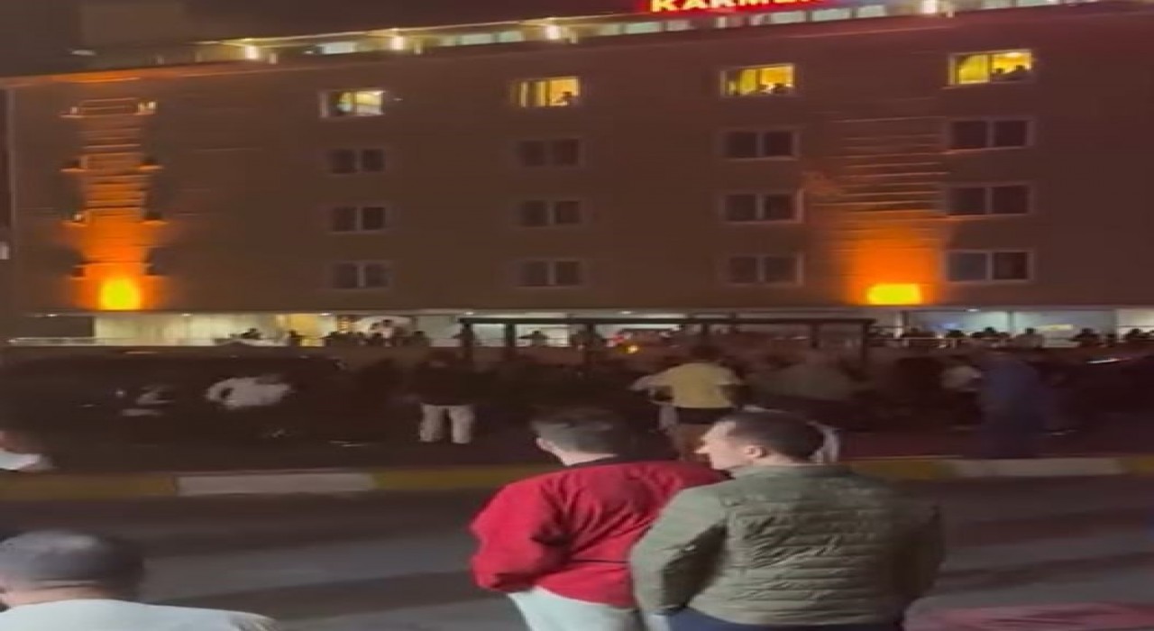 Esenyurtta alkollü iki grup arasında çıkan kavga kamerada