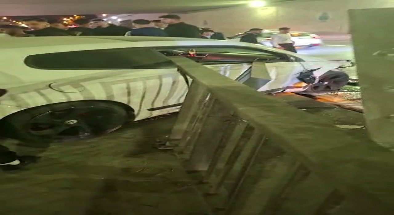 Esenyurtta direksiyon hakimiyetini kaybeden sürücü karşı istikamete uçtu: O anlar kamerada