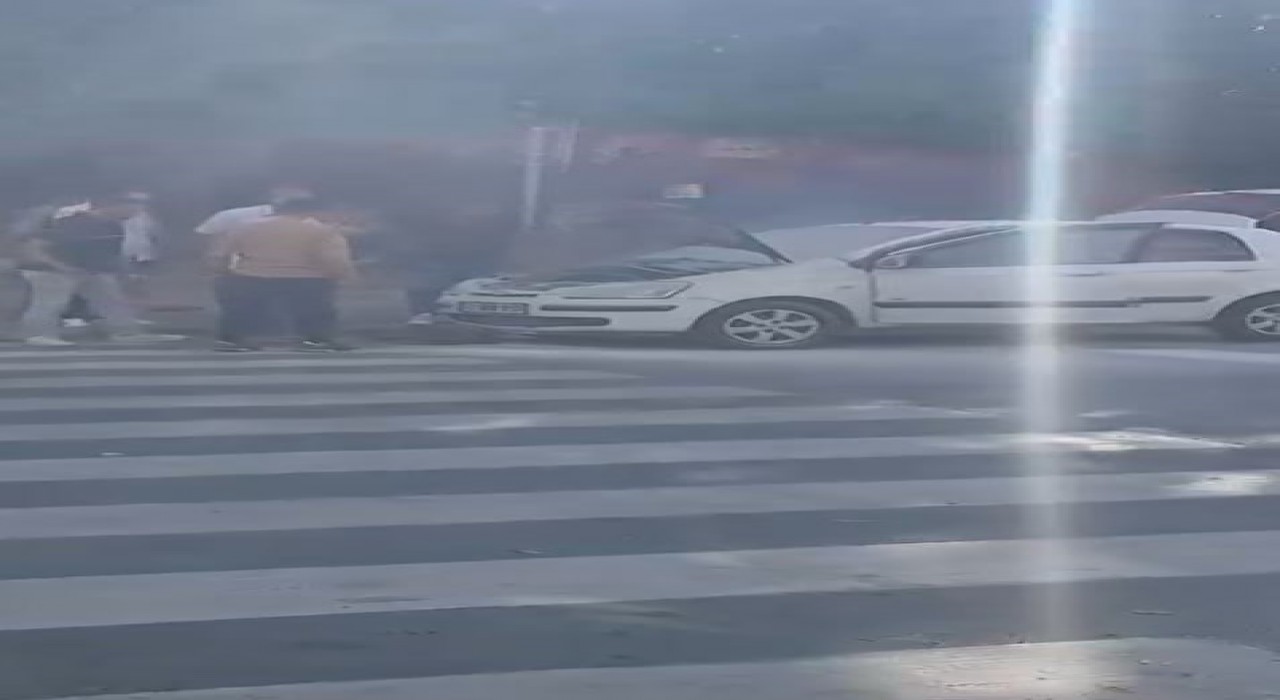 Esenyurtta okul önünde park halinde olan araç yandı