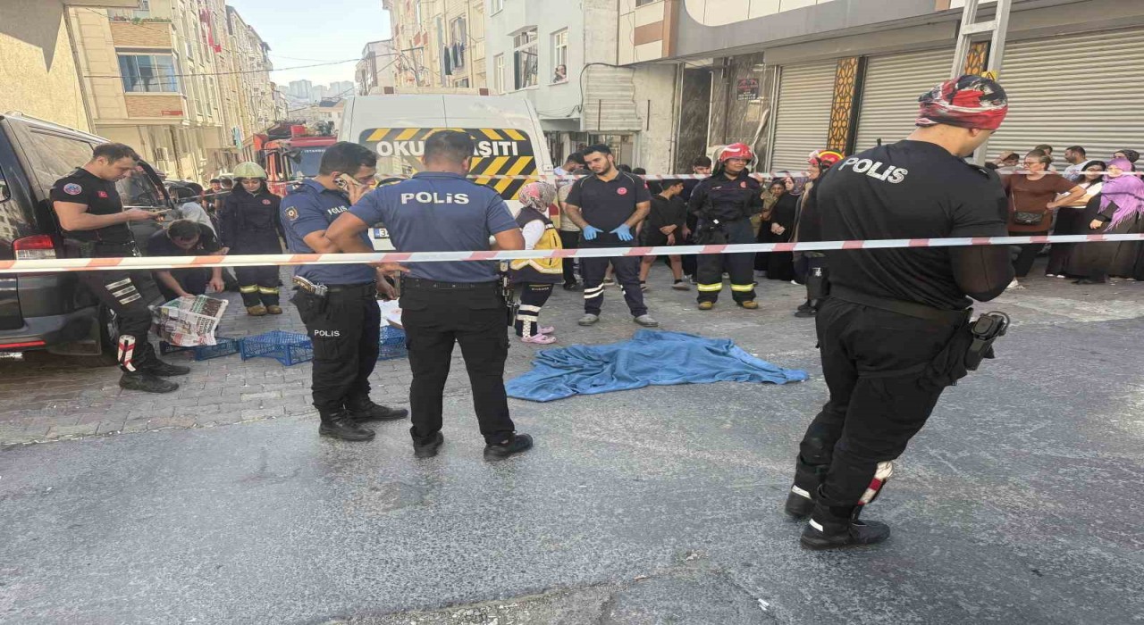 Esenyurtta servis minibüsü anne-oğula çarptı: 1 yaşındaki çocuk öldü