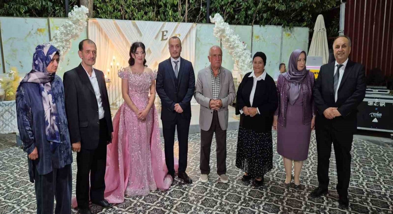 Eski TBMM Başkanı Çiçekin esprili çıkışı geceye damga vurdu: Meclis Başkanı racon keser, kurdele kesmez