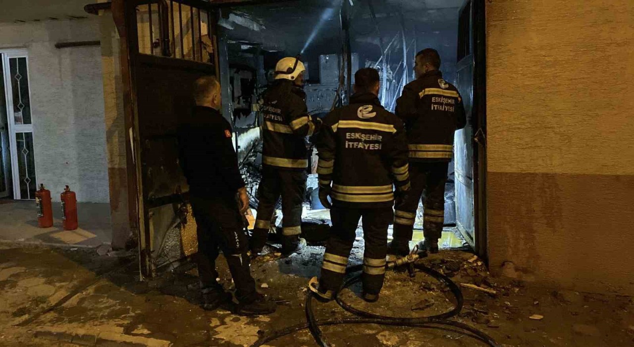 Eskişehirde 3 katlı apartmanda yangın paniği