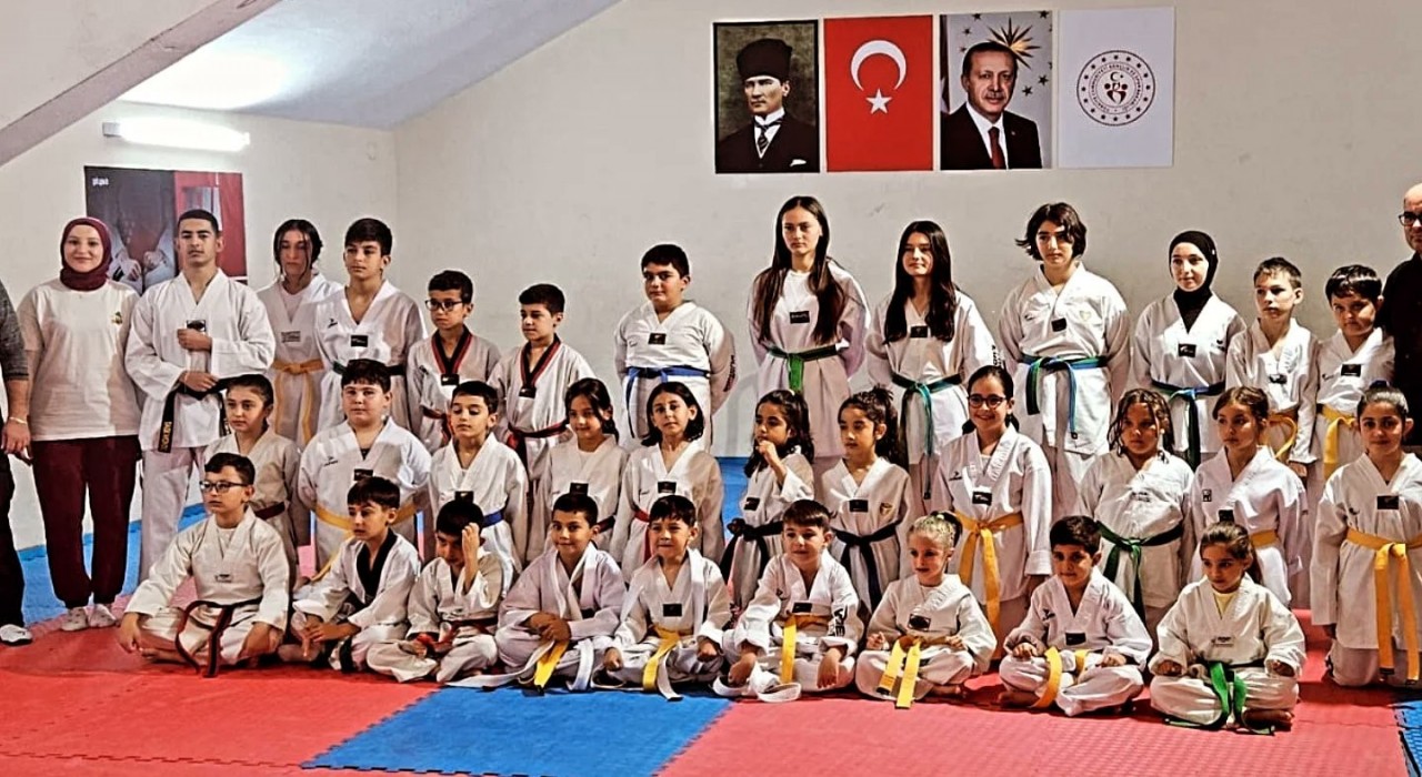 Eskişehirde 40 taekwondo sporcusu kuşak atladı