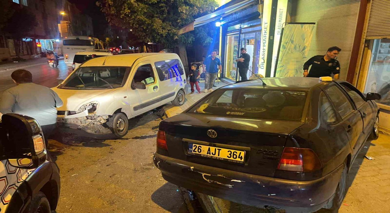 Eskişehirde çarpışan araçlardan biri dükkana girdi