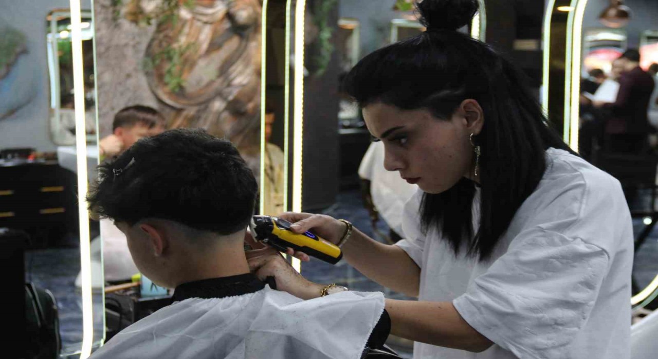 Eskişehirde saç kesim yarışmasında 110 yarışmacı mücadele etti