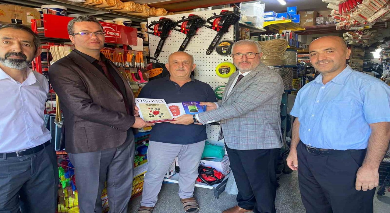 Esnafa Kuran-ı Kerim hediye edildi