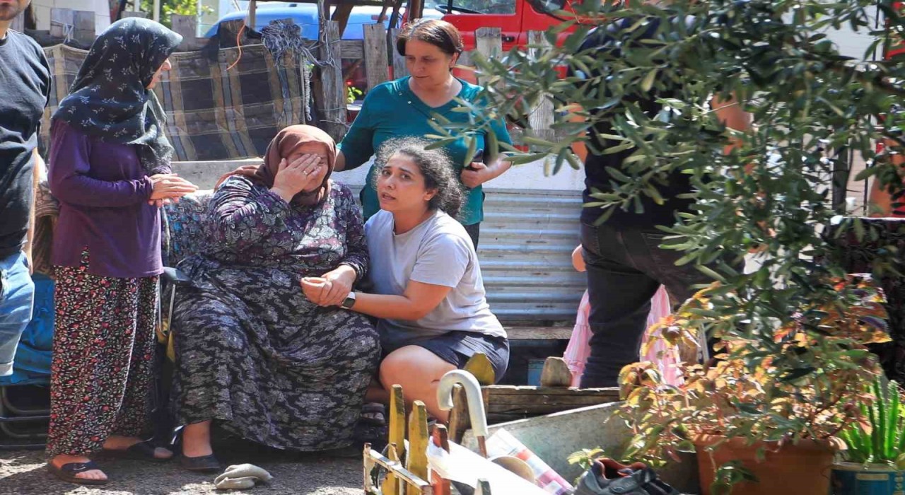 Evinde yangın çıkan adam söndürme çalışmalarını çaresiz gözlerle izledi