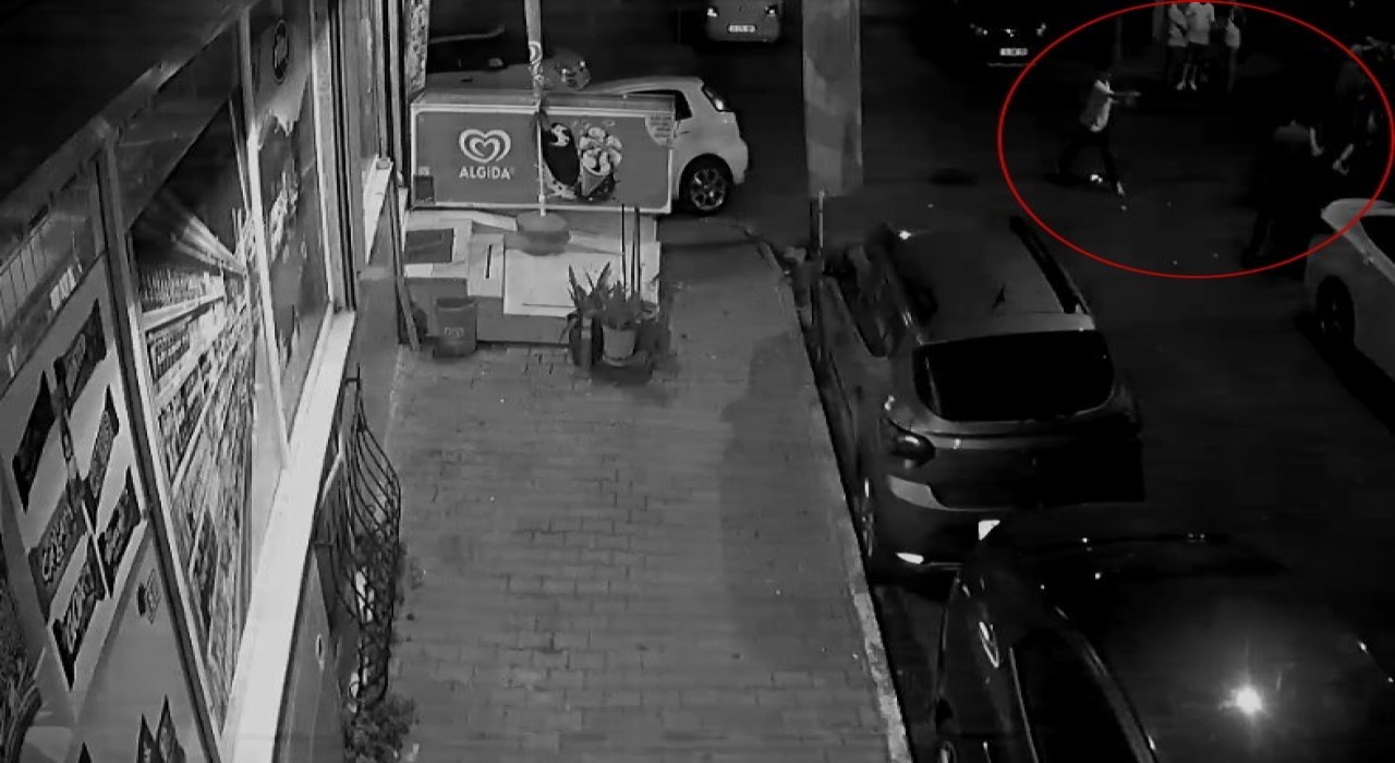 Eyüpsultanda 20 yaşındaki gencin sokak ortasında silahla vurularak öldürüldüğü anlar kamerada