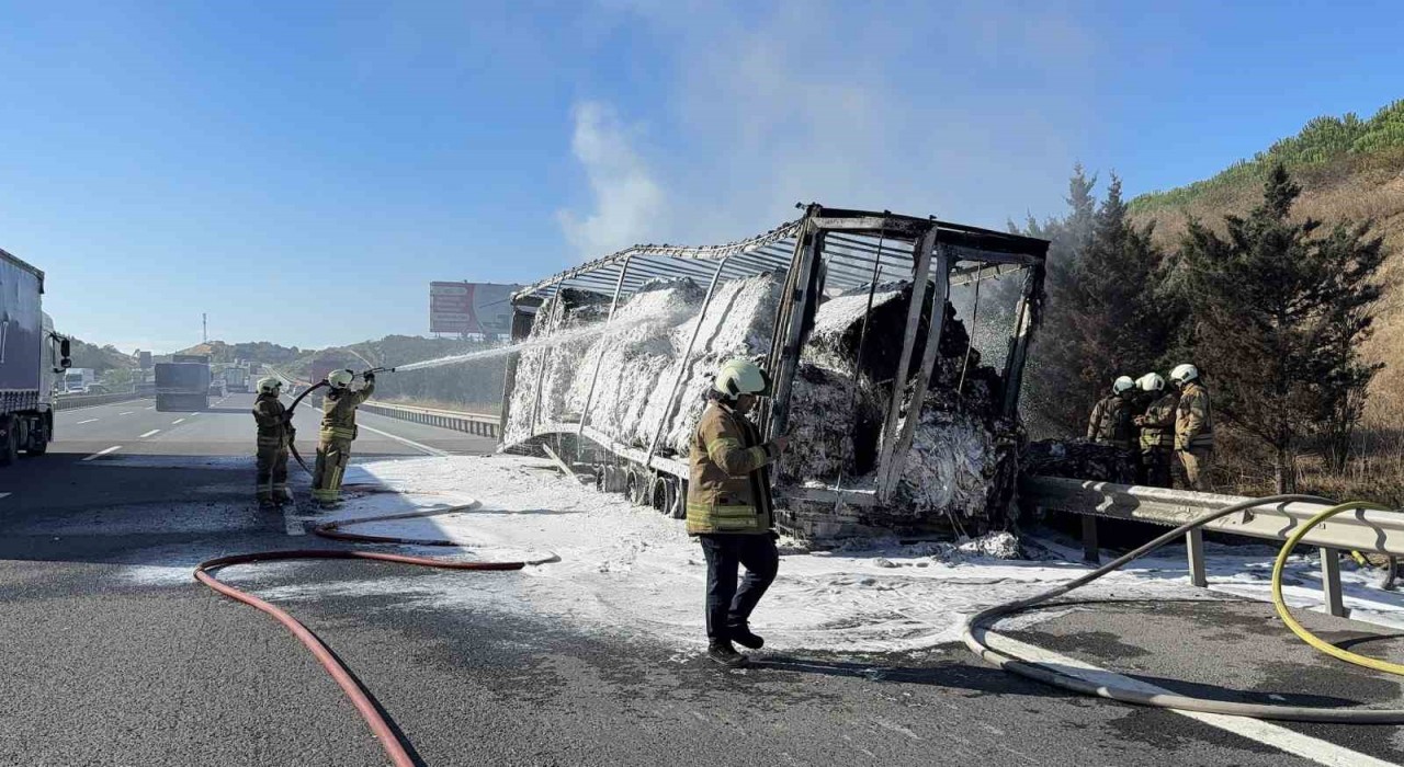 Eyüpsultanda kumaş yüklü tırın dorsesi alevlere teslim oldu