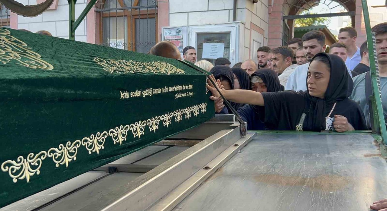 Eyüpsultanda öldürülen 20 yaşındaki genç son yolculuğuna uğurlandı