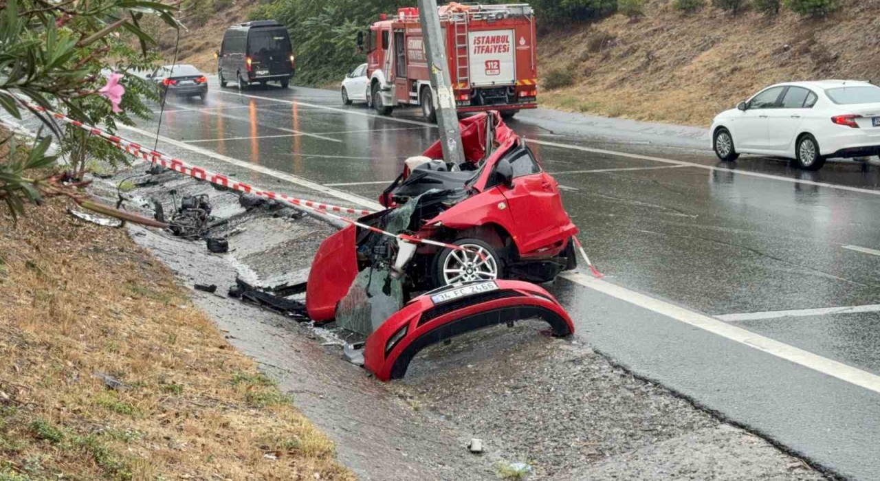 Eyüpsultanda sağanak yağış nedeniyle kayan yolda direğe çarptı, hayatını kaybetti
