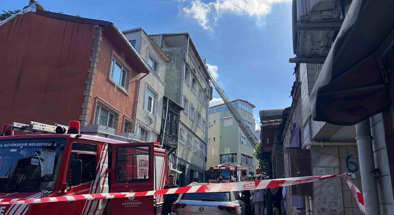 Fatihte 5 katlı binada korkutan yangın