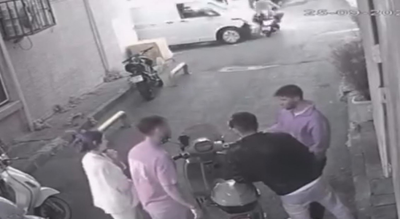 Fatihte aniden yola çıkan motosikletliye kamyonet çarptı: O anlar kamerada