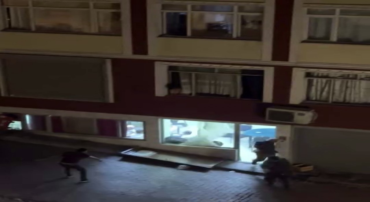 Fatihte kahvehanede çıkan tartışma dışarıya taştı: Taşla camı çerçeveyi indirdi