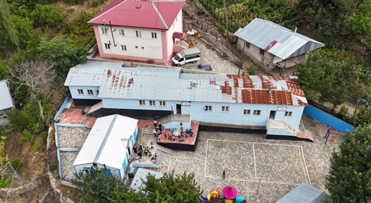 Feke Belediyesi Kırsal Mahallelerdeki Okulları Boyadı