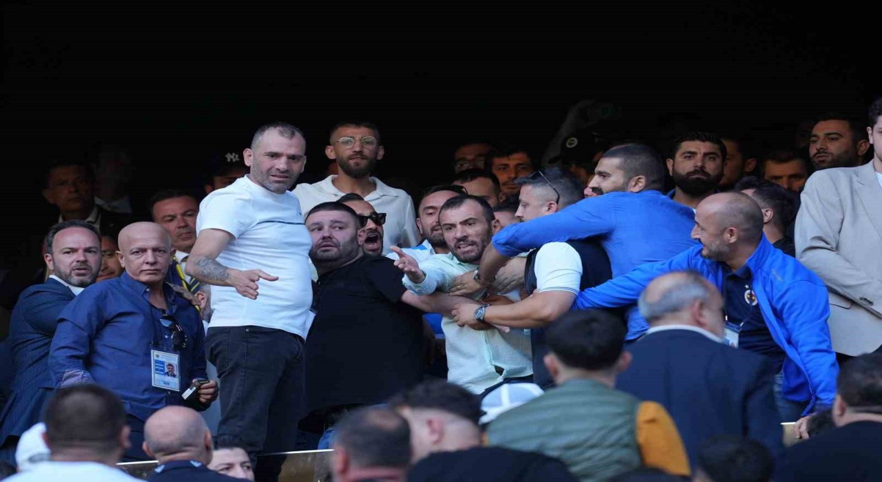 Fenerbahçe seçiminde tribünlerde gerginlik
