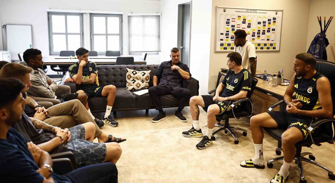 Fenerbahçede Başkan Sadettin Saran futbolcularla bir araya geldi