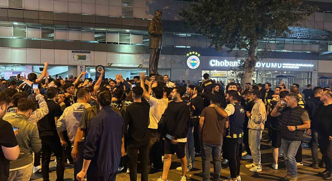 Fenerbahçeli taraftarlar, Sadettin Saranın başkan seçilmesini stat önünde kutladı