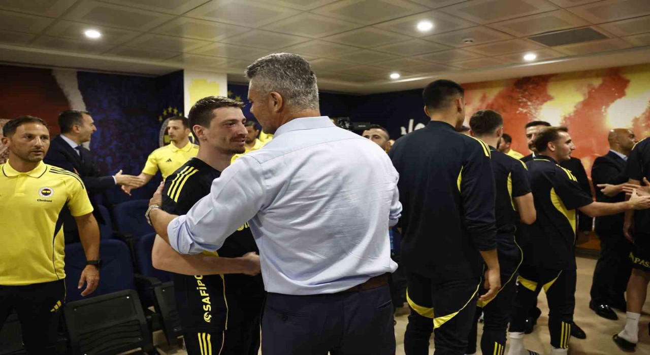 Fenerbahçenin yeni başkanı Sadettin Saran, futbol A takımıyla bir araya geldi