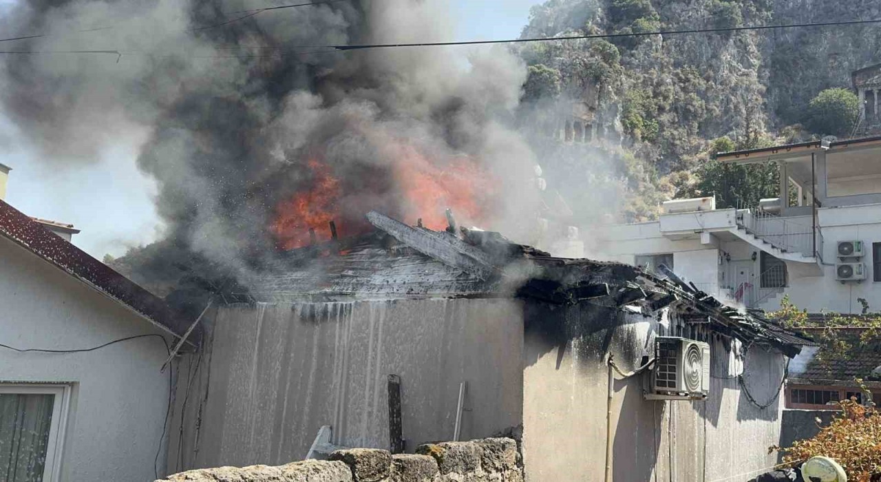 Fethiyede ev yangını korkuttu