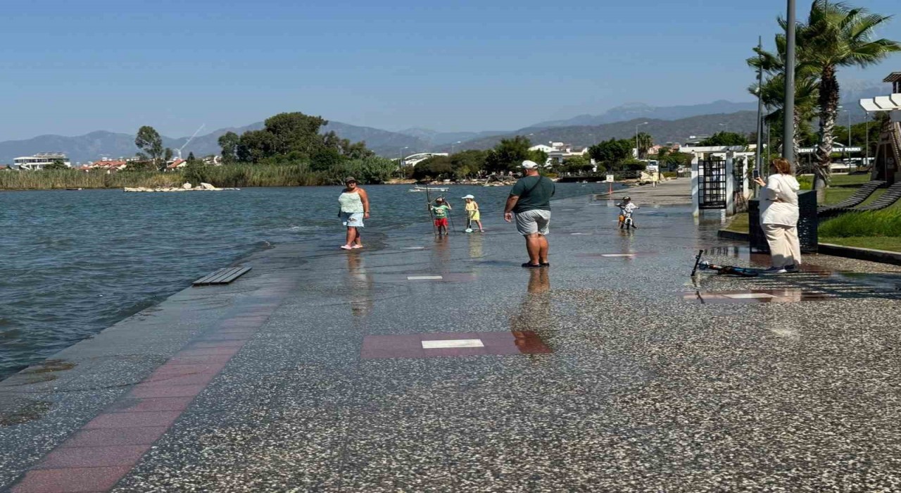 Fethiyede gelgit nedeniyle deniz suyu yükseldi