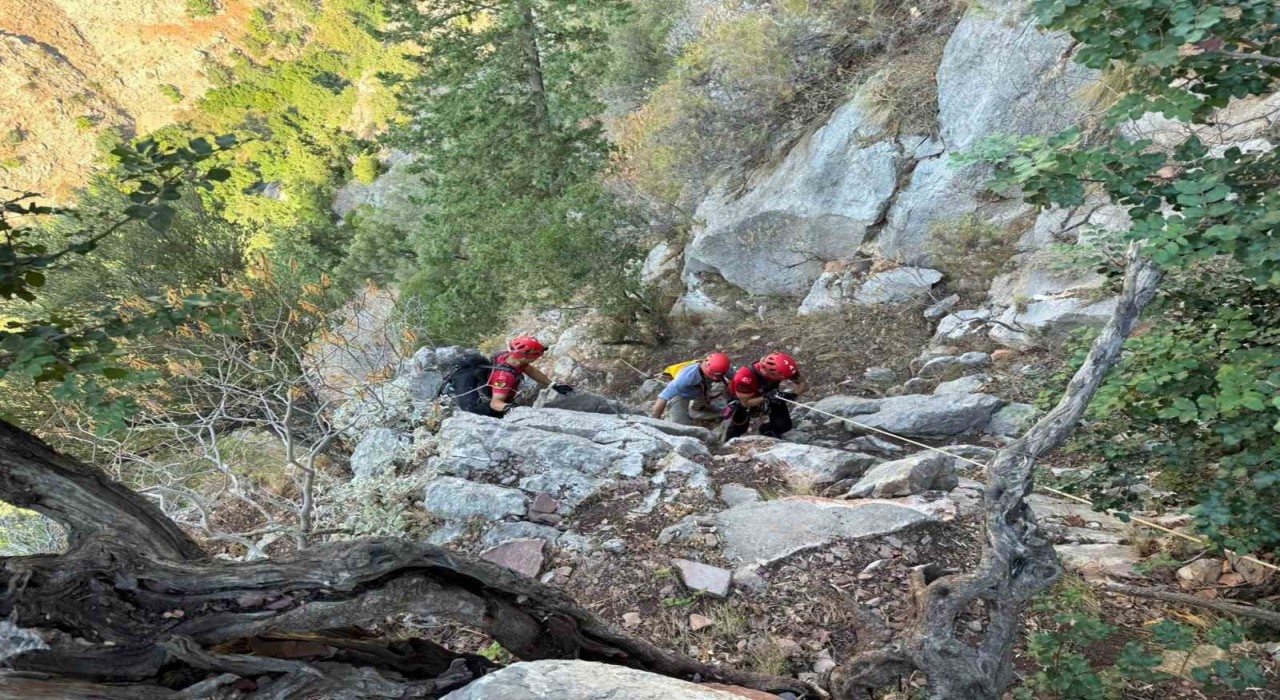 Fethiyede kayalıklarda mahsur kalan Alman turisti JAK timi kurtardı