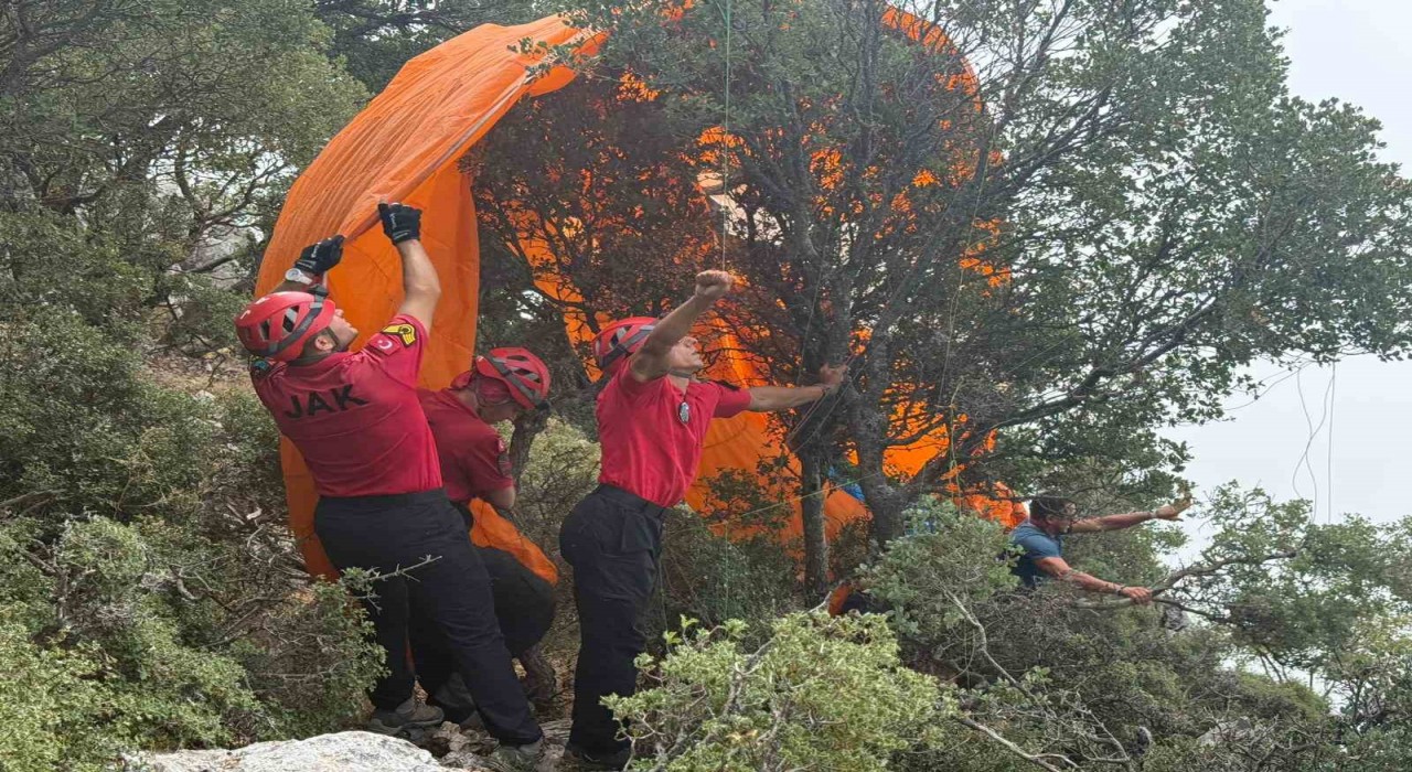 Fethiyede ormanlık alana düşen paraşütçüleri JAK ekipleri kurtardı