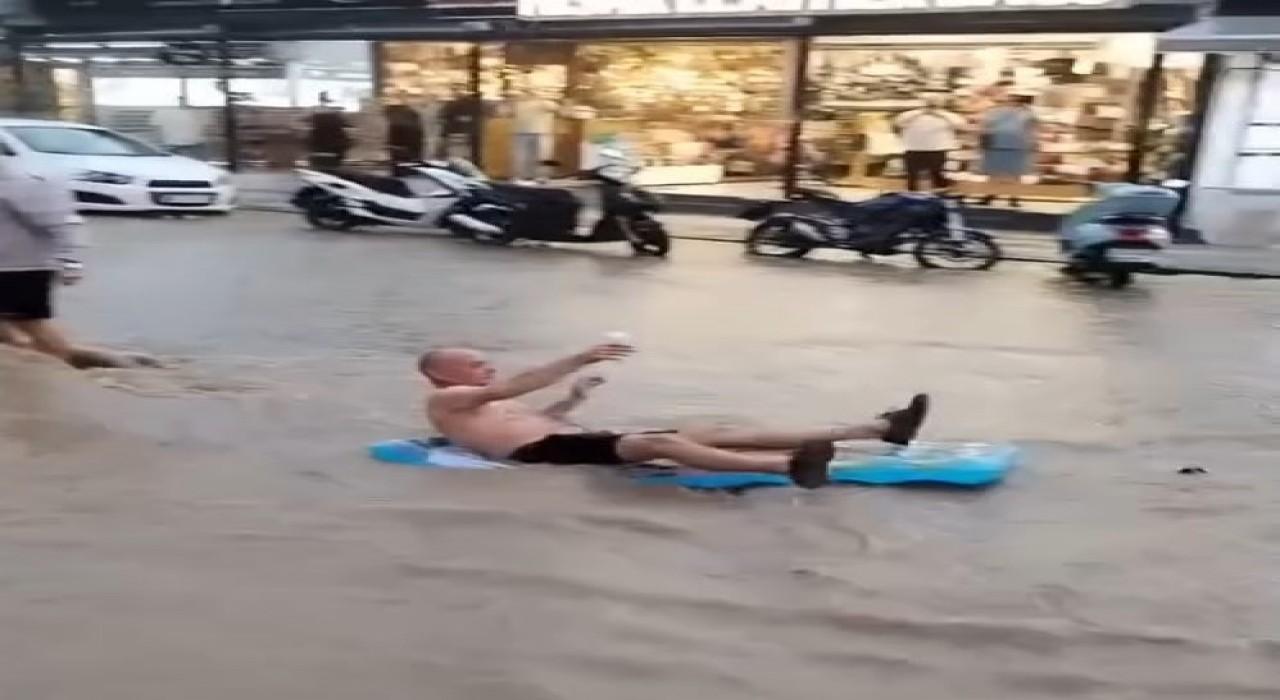 Fethiyede turistler sel sularında eğlendi