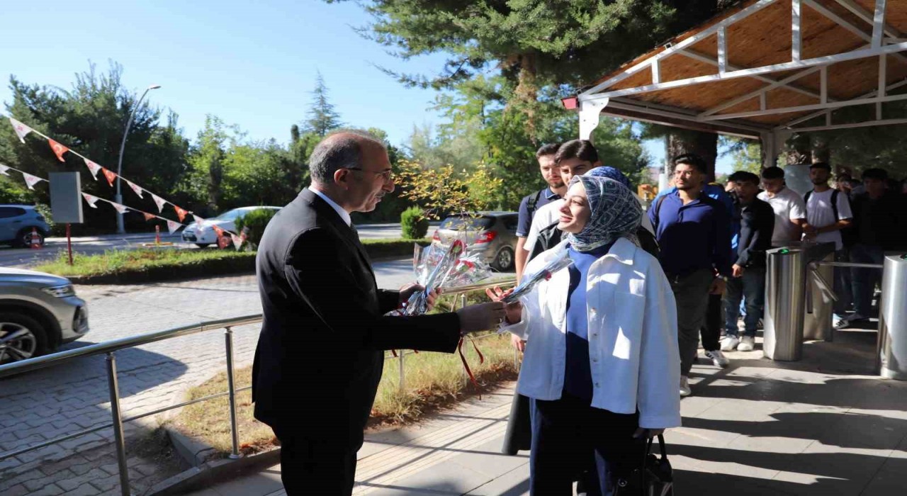 Fırat Üniversitesinde öğrenciler çiçeklerle karşılandı