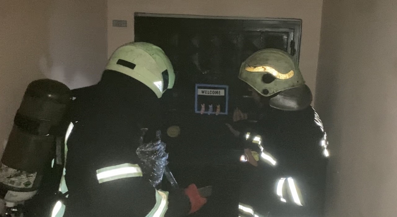 Fırında unutulan kek apartmanı dumana boğdu