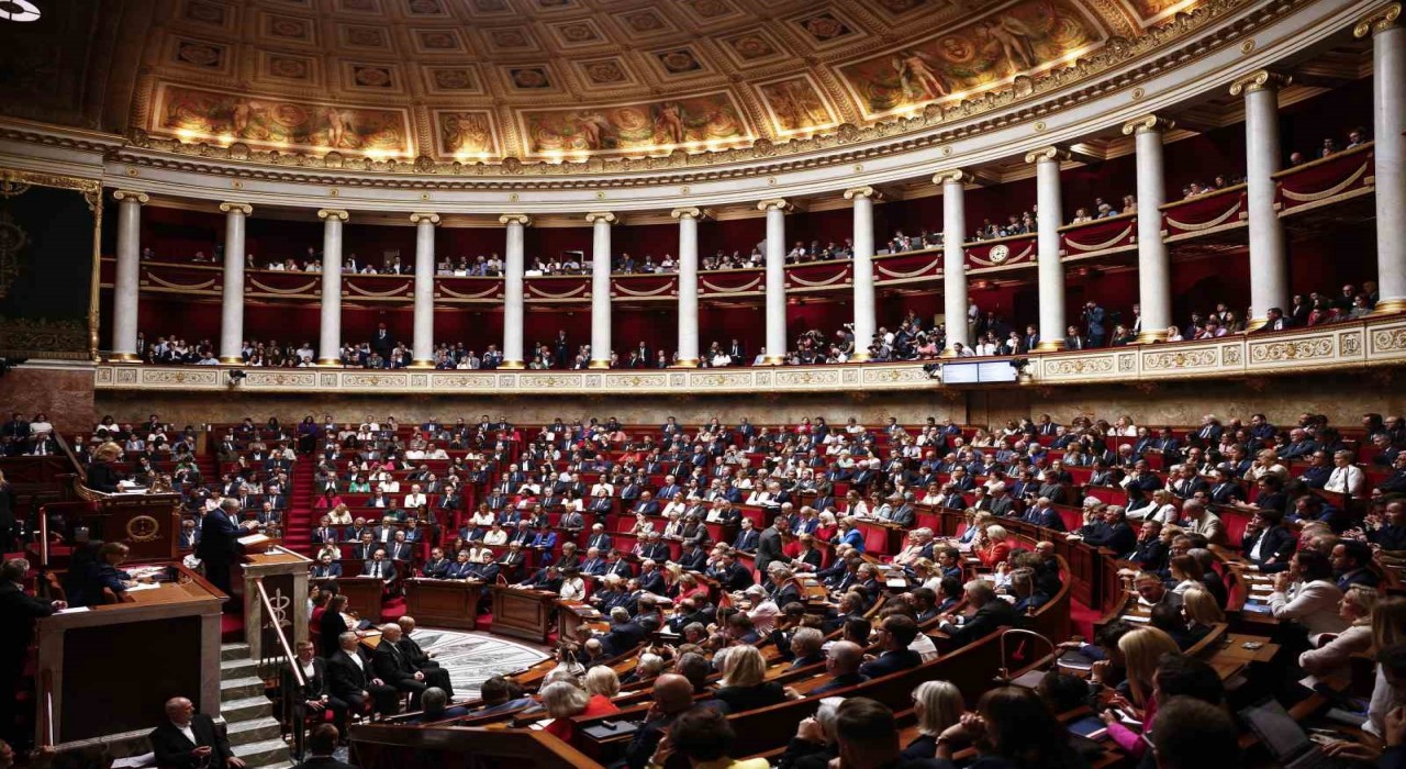 Fransa’da İlk Kez: Hükümet Güvenoyu Kaybetti