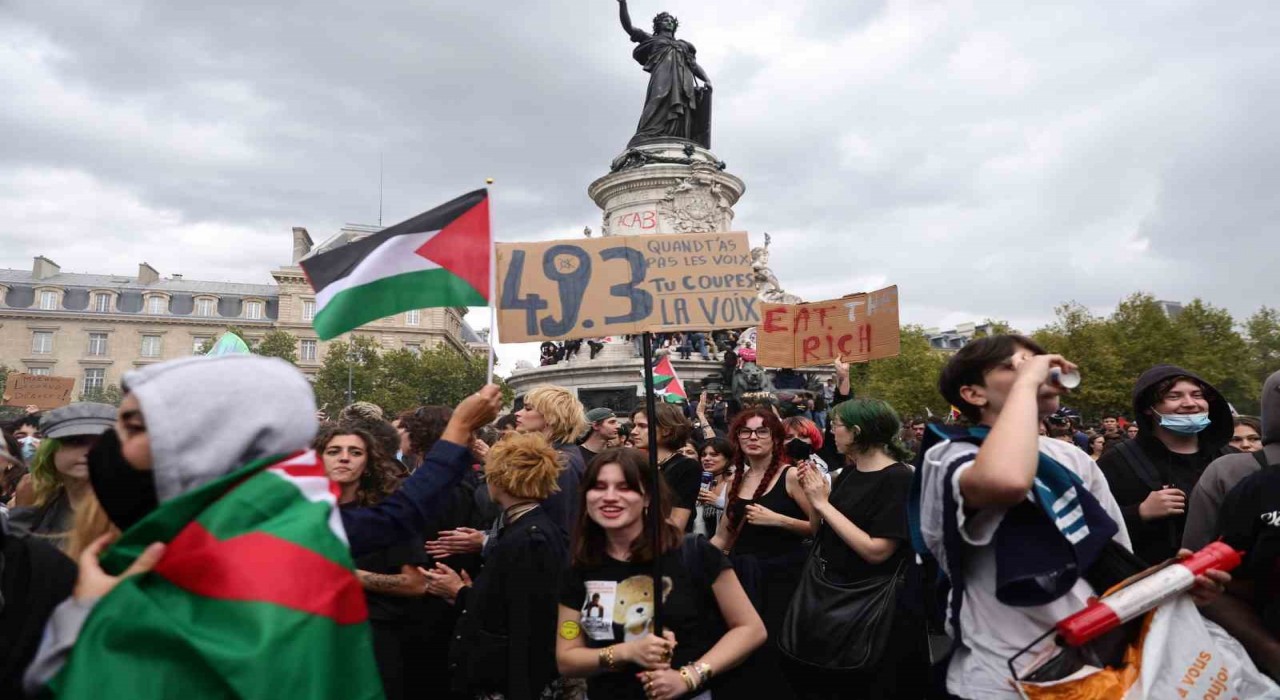 Fransada Her şeyi durduralım protestolarında gözaltı sayısı 300e yaklaştı