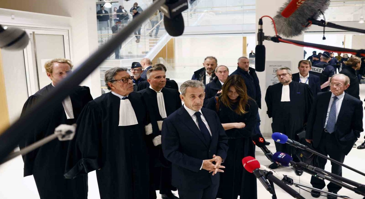 Fransanın eski Cumhurbaşkanı Sarkozye suç örgütü kurma suçundan 5 yıl hapis