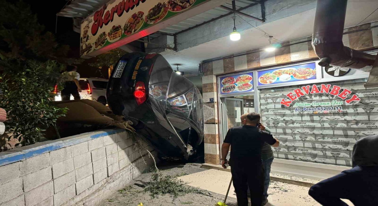Fren yerine gaza basan sürücü lokantaya daldı