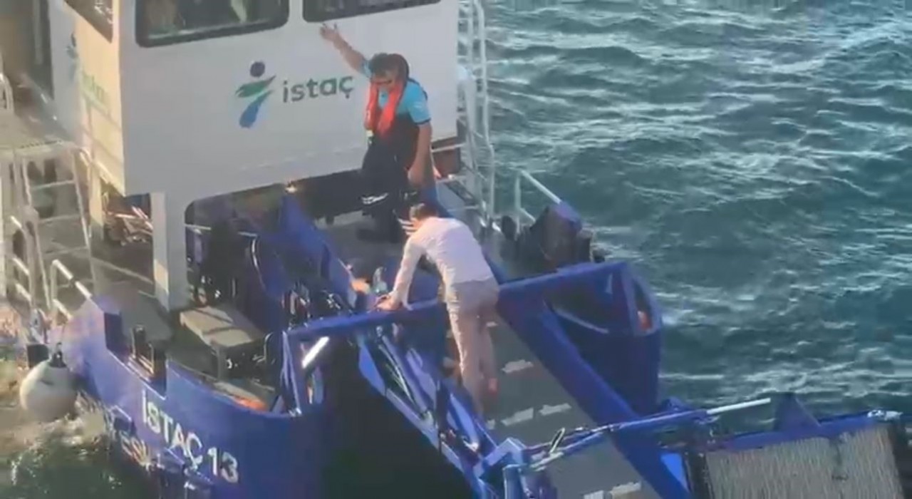 Galata Köprüsünden denize düşen kadını, peşinden atlayan vatandaş kurtardı